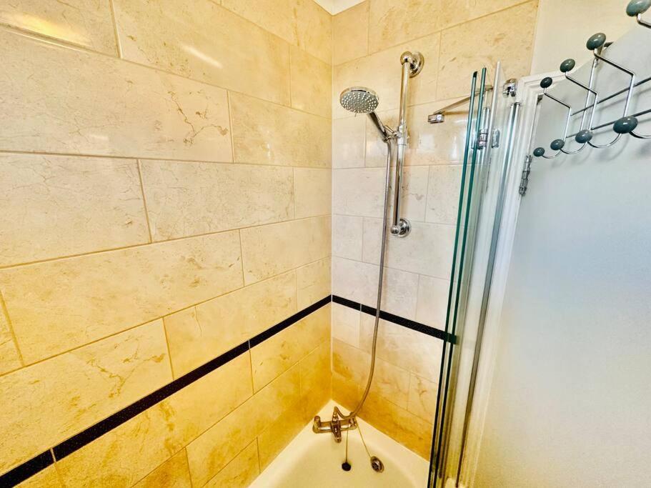 Apartament 3 Bed Sky Se15 Peckham Londra